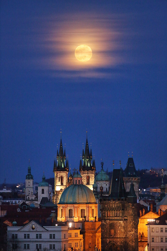 Sněžný úplněk nad Prahou