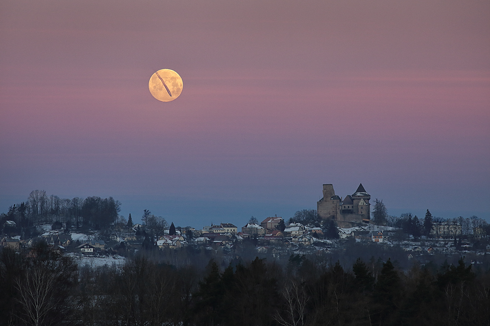 Sněžný úplněk nad Lipnicí nad Sázavou