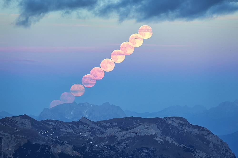 Lovecký úplněk nad Alpami