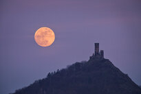 Rašící měsíc nad Házmburkem