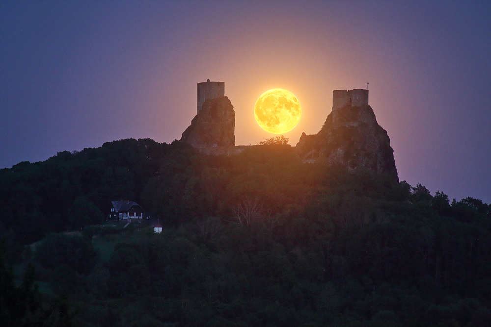 Bouřkový úplněk nad Troskami