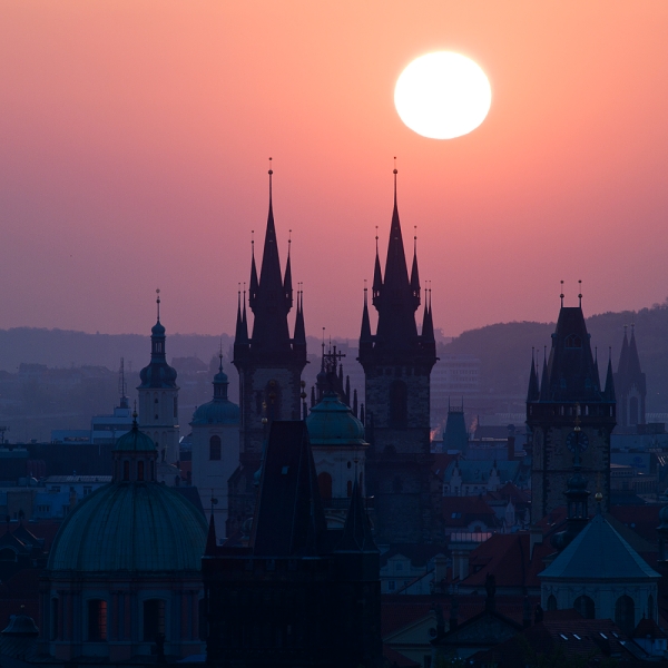Slunce a pražské věže